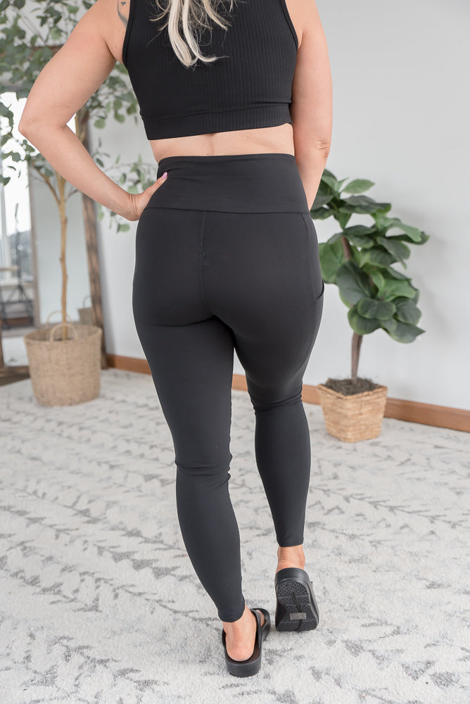 Criss Cross Pocket Leggings in Black