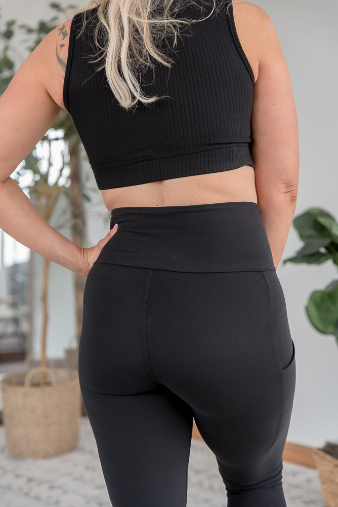 Criss Cross Pocket Leggings in Black