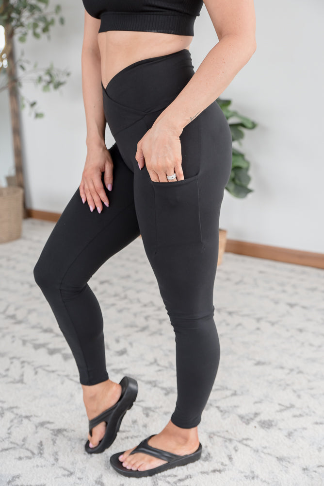 Criss Cross Pocket Leggings in Black