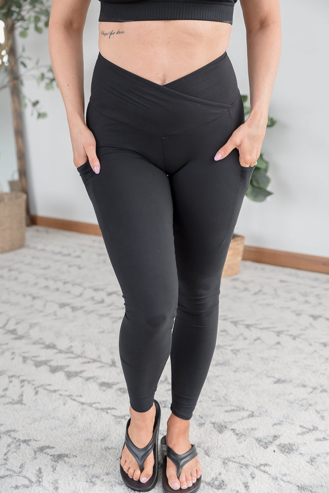 Criss Cross Pocket Leggings in Black