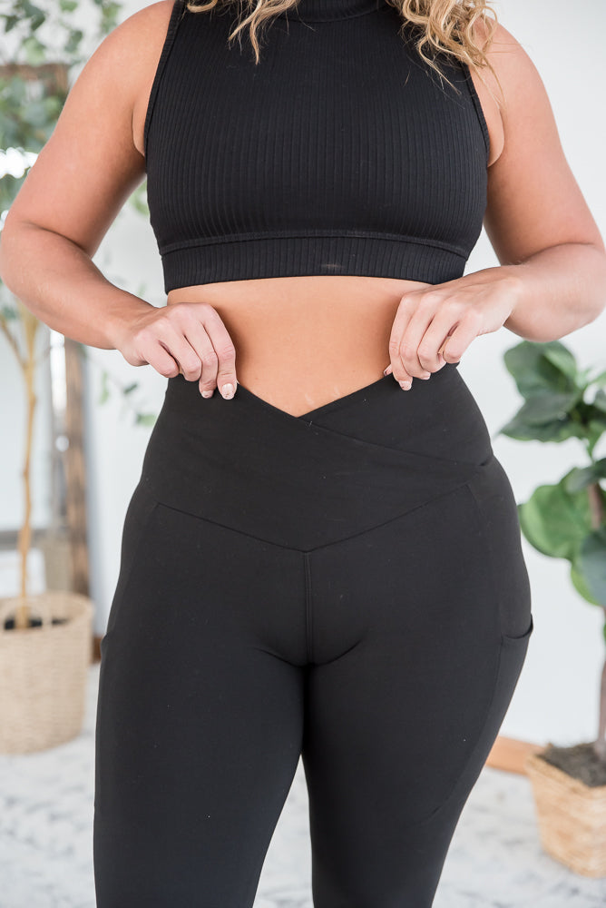 Criss Cross Pocket Leggings in Black