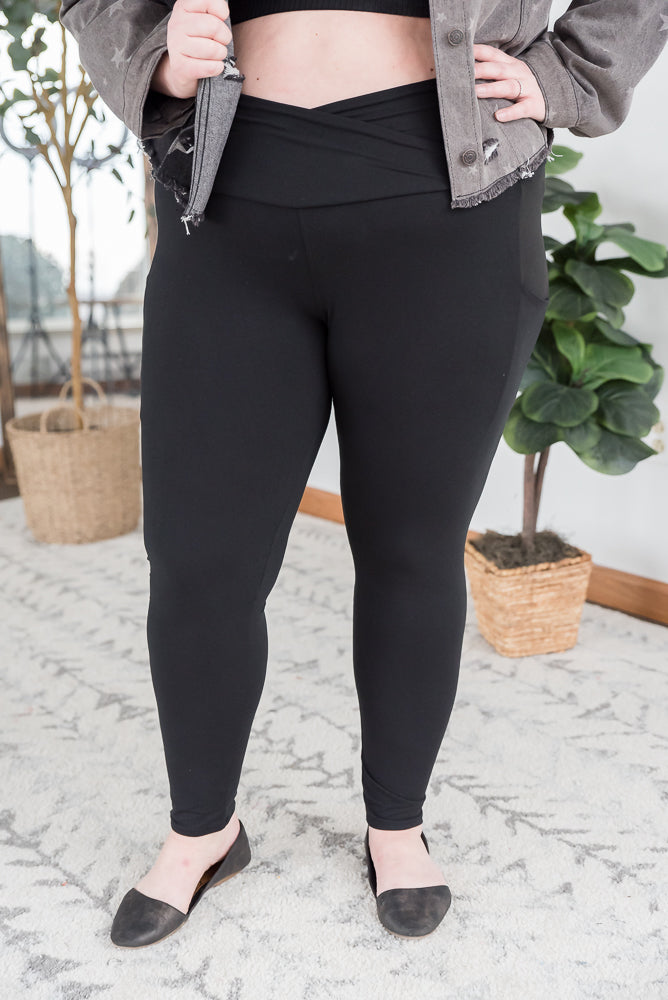 Criss Cross Pocket Leggings in Black