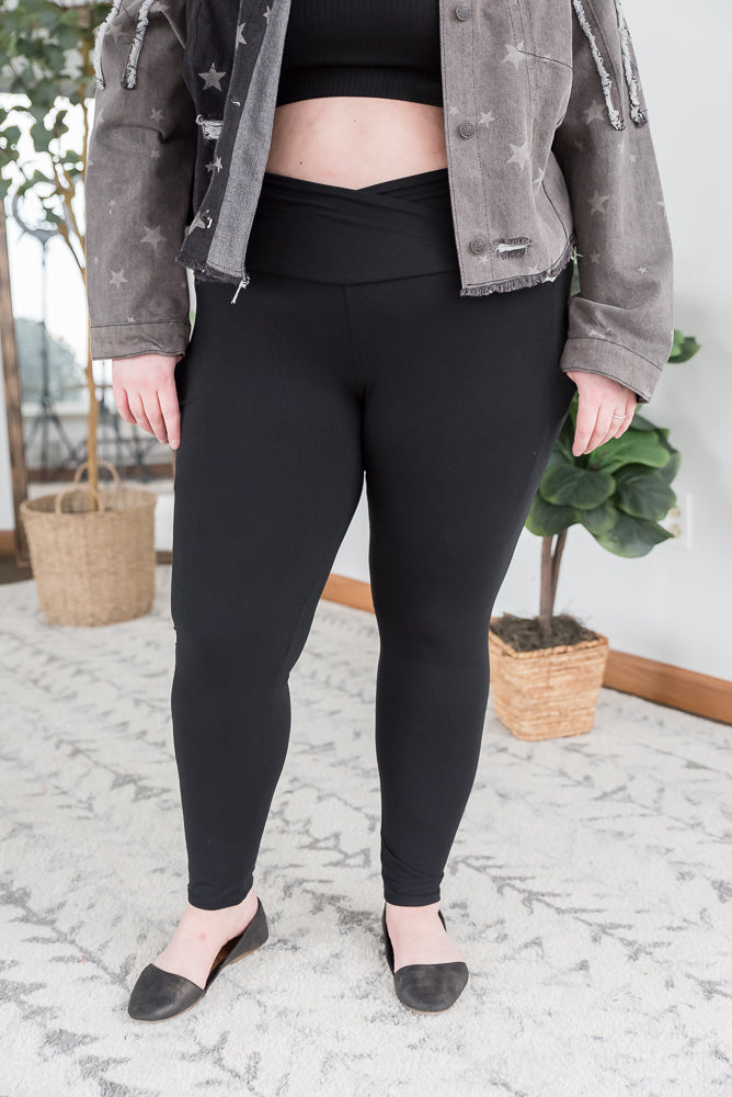 Criss Cross Pocket Leggings in Black